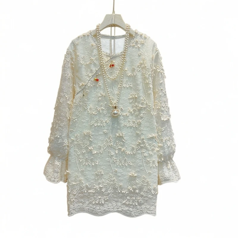 2025年韩版早春新款百搭减龄圆领微喇袖口蕾丝花朵女人衫【衣长75】