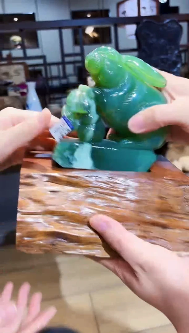 蛇纹石玉未镶嵌颈饰兔