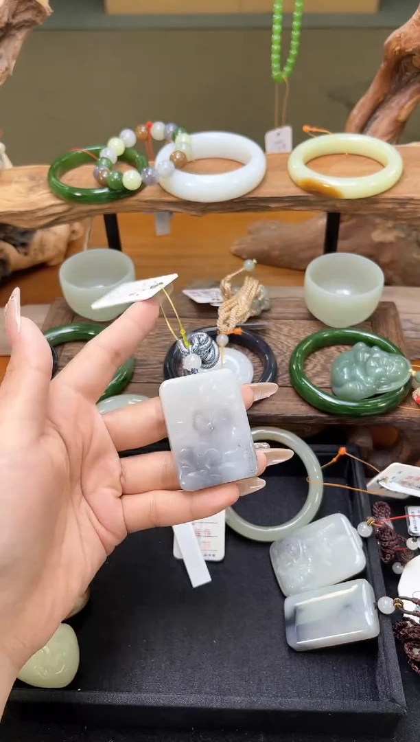吊坠(不含链)未镶嵌和田玉黑山料 花开富贵