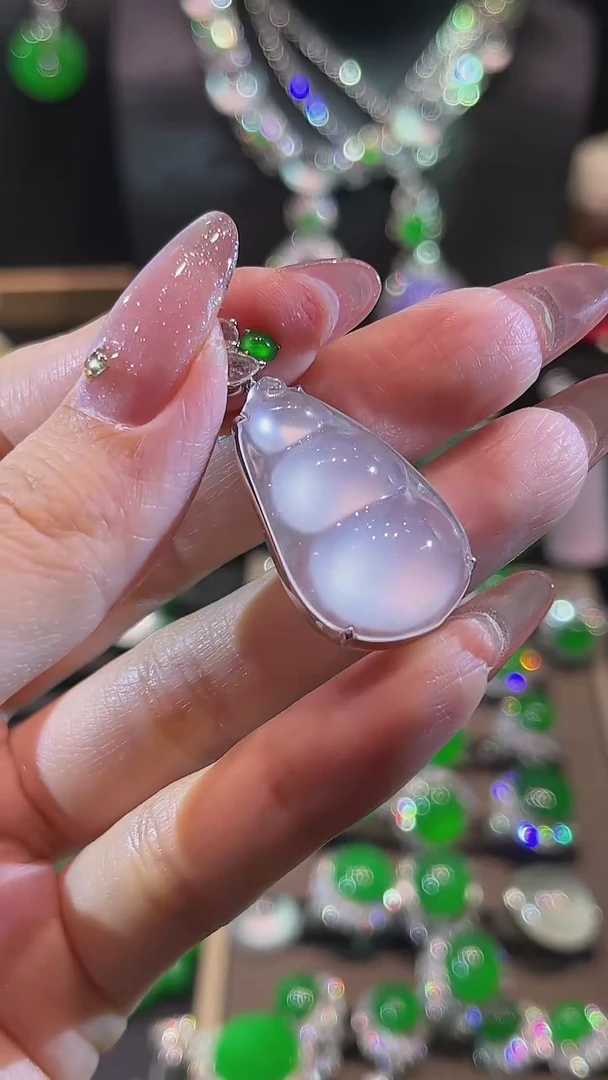 颈饰18K金镶嵌翡翠吊坠