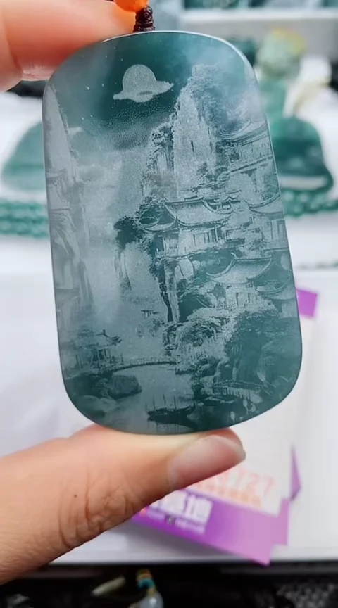 翡翠未镶嵌颈饰             