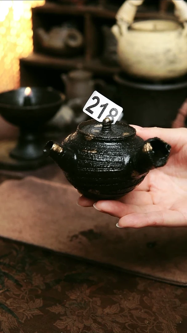 紫砂全手工黑色撒金125毫升茶壶