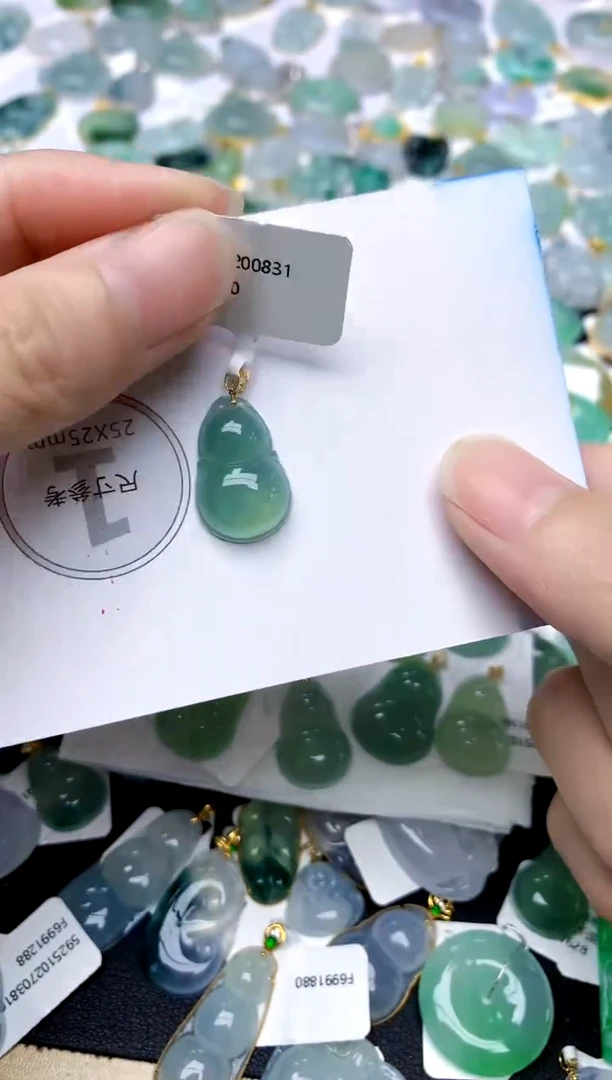 颈饰18K金镶嵌翡翠天然A货翡翠