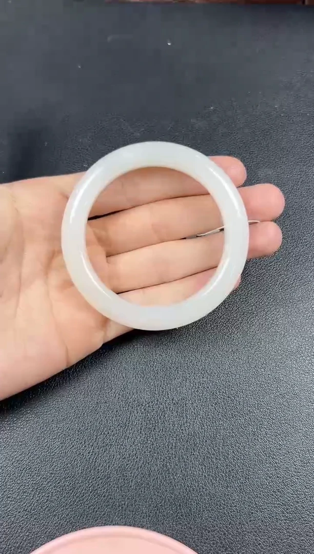 和田玉手镯未镶嵌黑山微色差53手镯