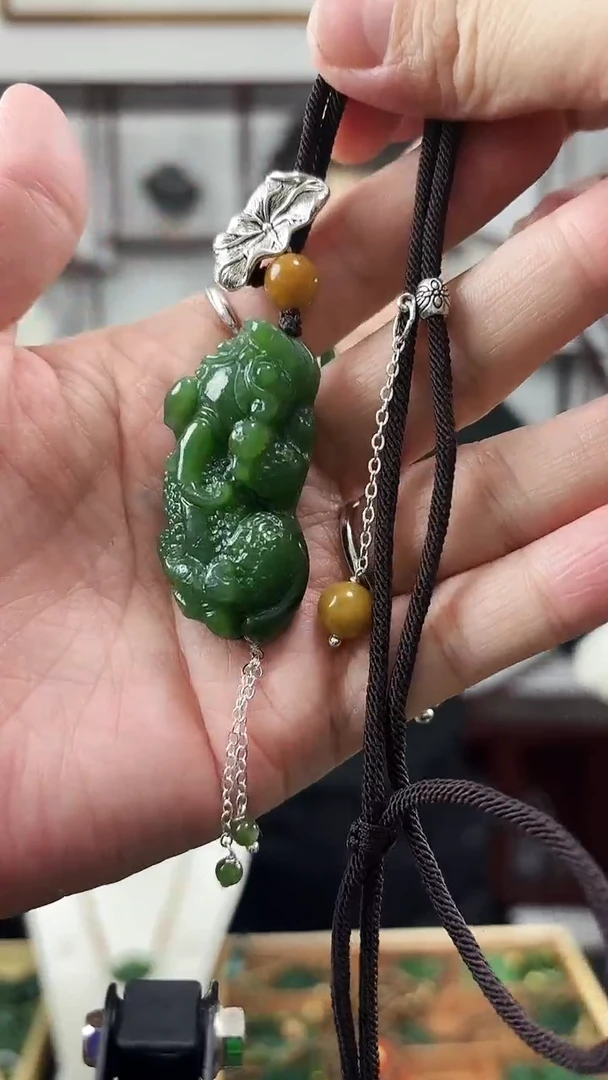 颈饰未镶嵌和田玉貔求