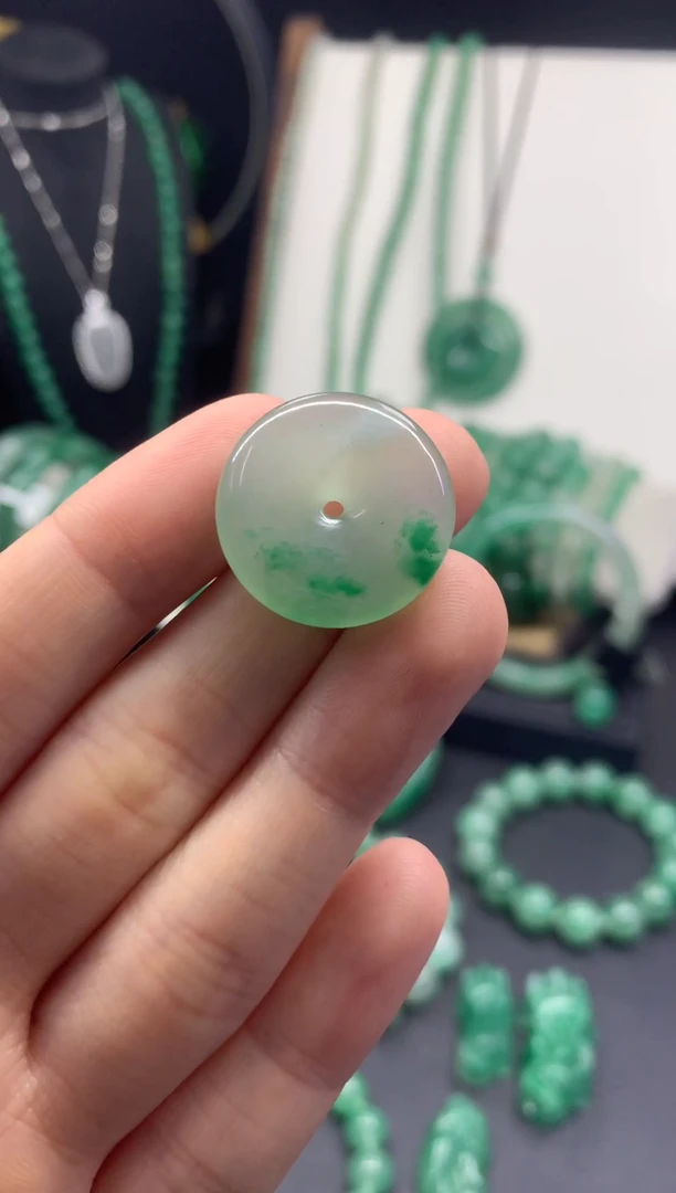 吊坠(不含链)未镶嵌石英质玉（非洲翠）22mm平安扣