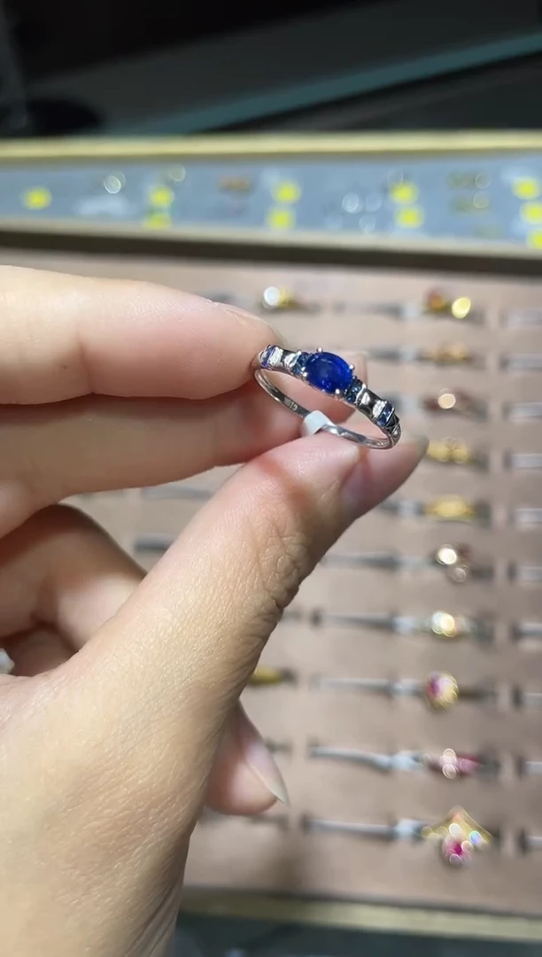 戒指蓝宝石18K金镶嵌戒指