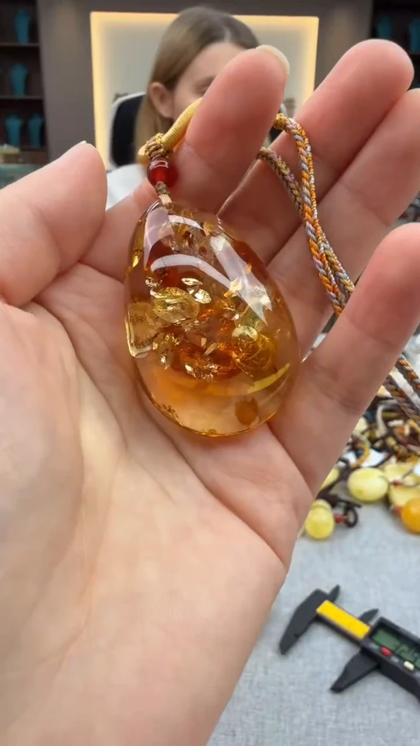琥珀颈饰未镶嵌156秒拍号 假一罚三