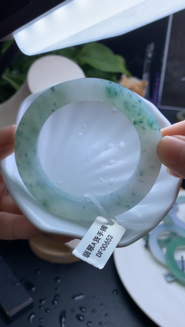 【闪购商品】定制翡翠定制翡翠手镯未镶嵌冰胶飘花