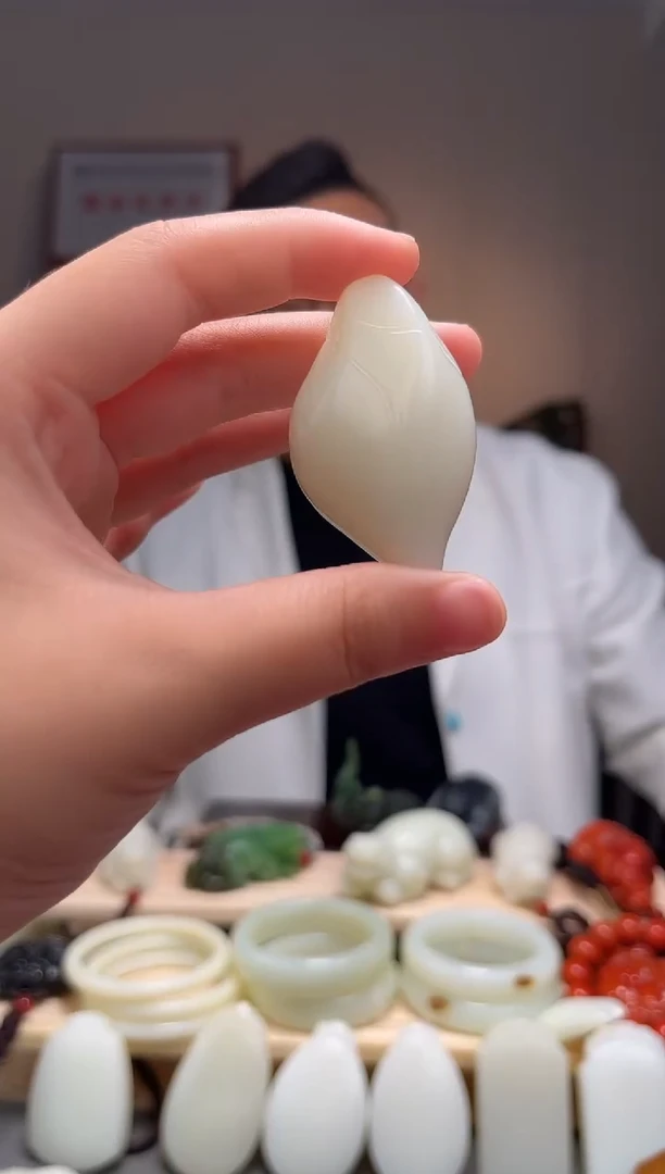 颈饰未镶嵌和田玉吊坠