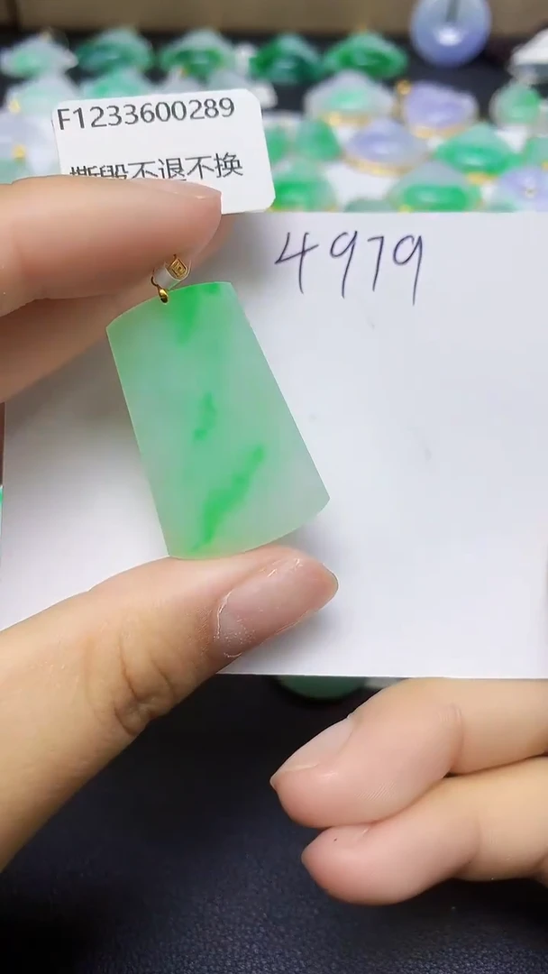 翡翠18K金镶嵌颈饰 天然缅甸翡翠A货