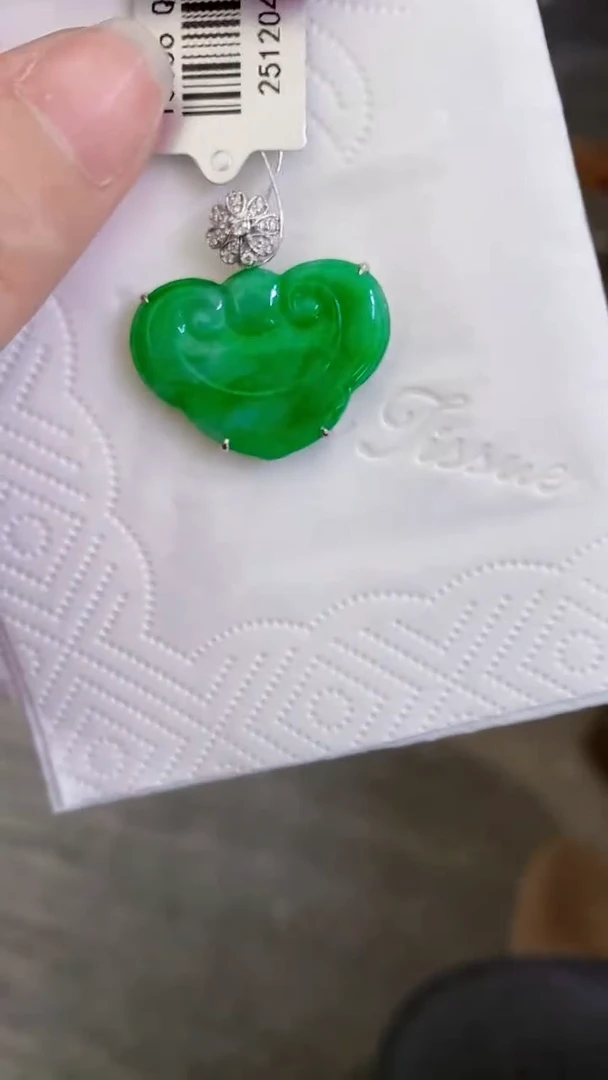 颈饰18K金镶嵌翡翠如意