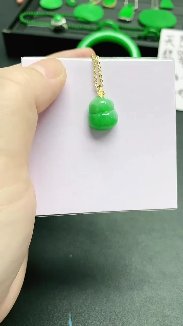 颈饰18K金镶嵌翡翠赠礼盒证书