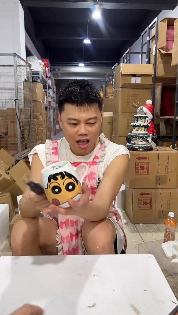 瓷片红色小新大肚杯