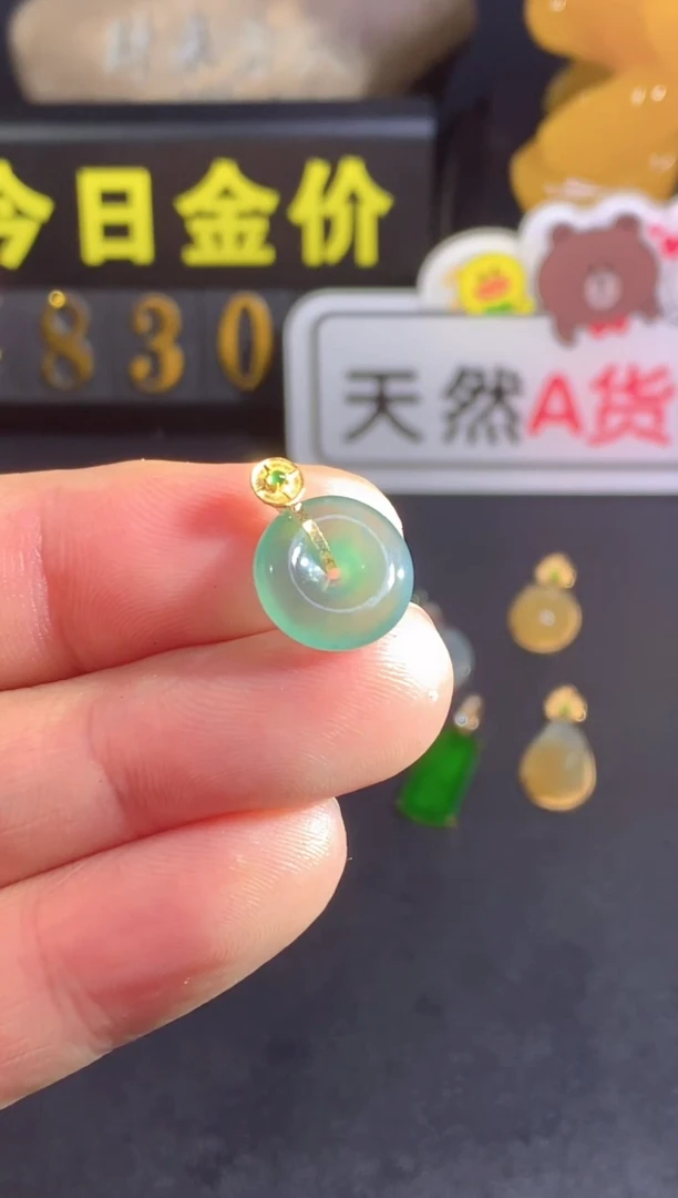 颈饰18K金镶嵌翡翠