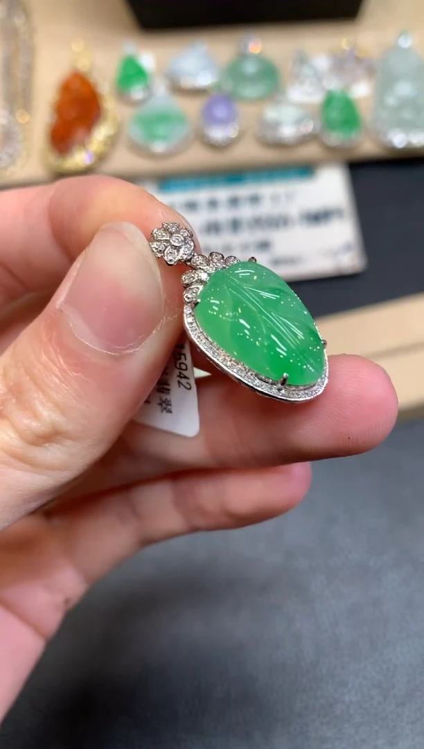 【闪购商品】翡翠颈饰18K金镶嵌叶子【无服务费】