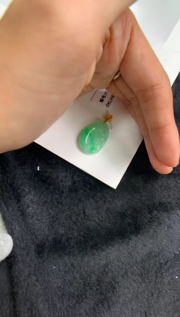 颈饰18K金镶嵌翡翠如意