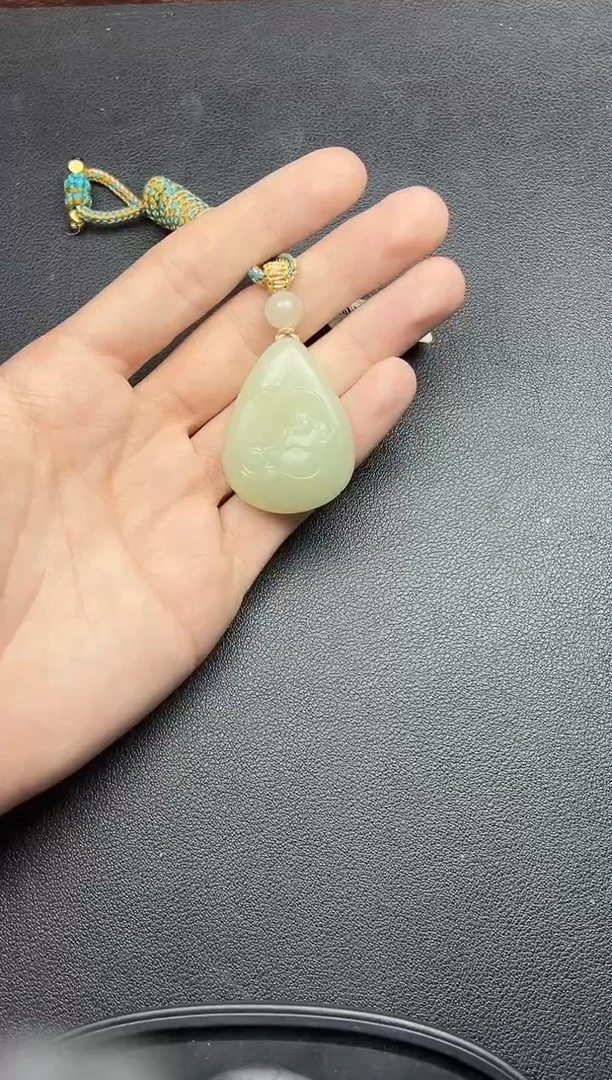 吊坠(赠链)未镶嵌和田玉且末微色差迪克兰一细吊坠