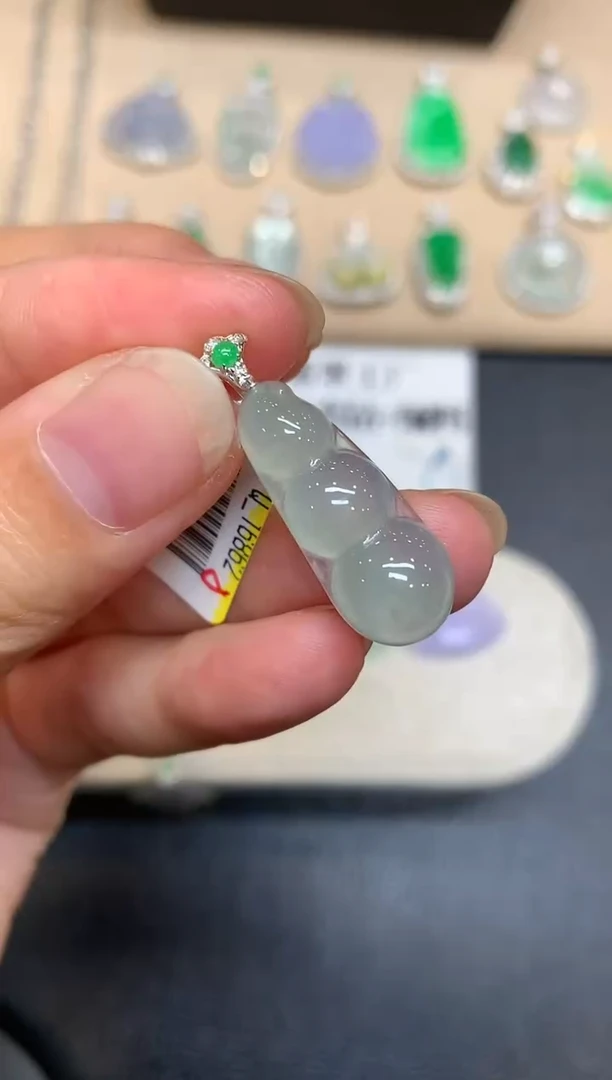 颈饰18K金镶嵌翡翠福豆【无服务费