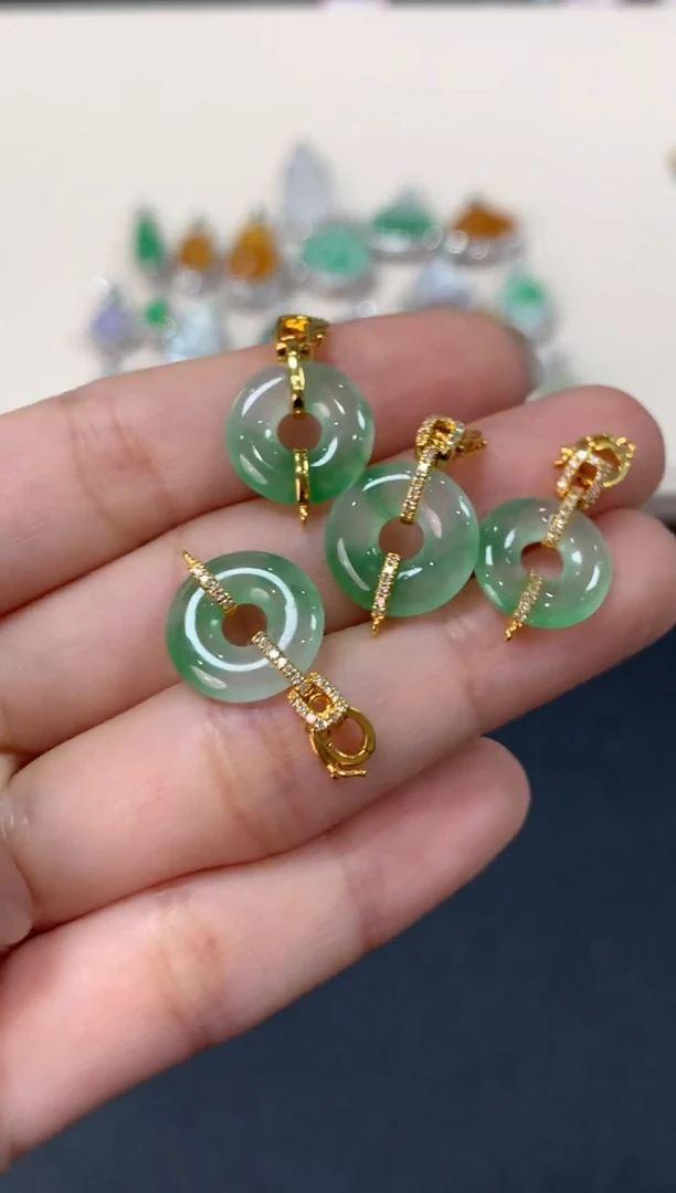 翡翠18K金镶嵌吊坠(不含链)（多样性发其一）甜甜圈2800