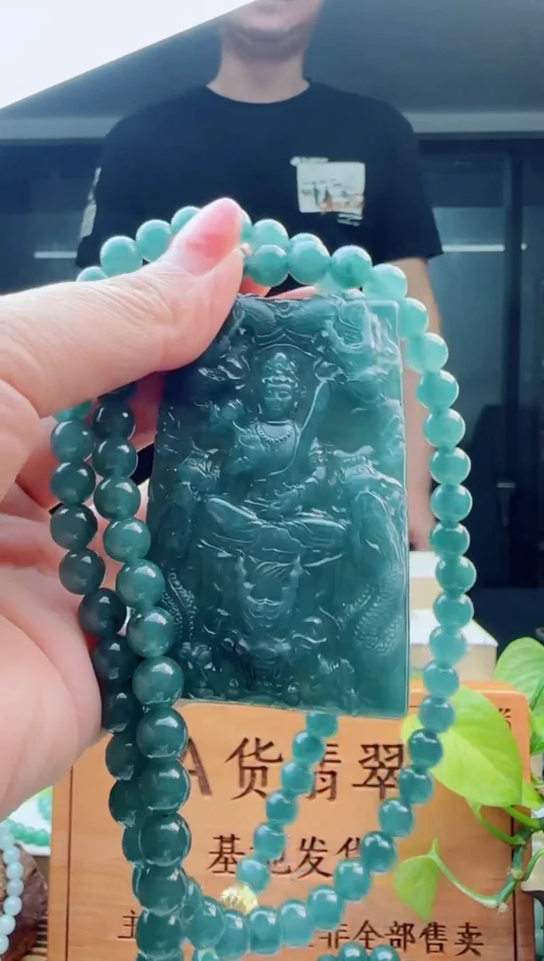 翡翠未镶嵌颈饰多样性发货其中一件