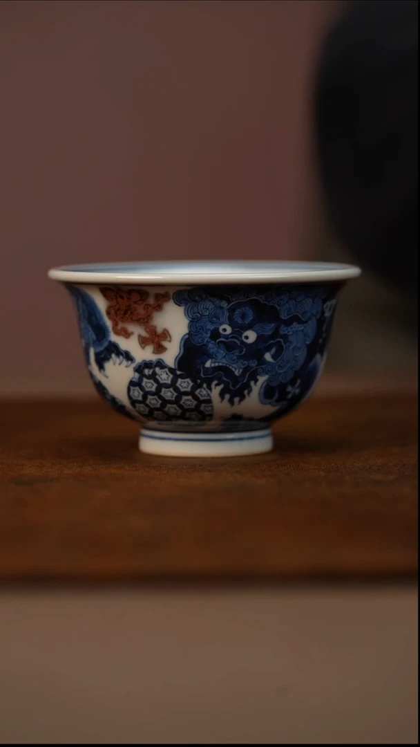 瓷又见春风青花釉里红狮子压手杯