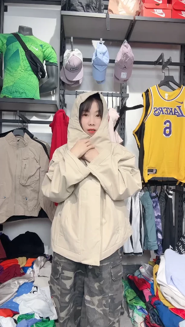 1568  编码 瑕疵款直播间过款为准 尺码165 S