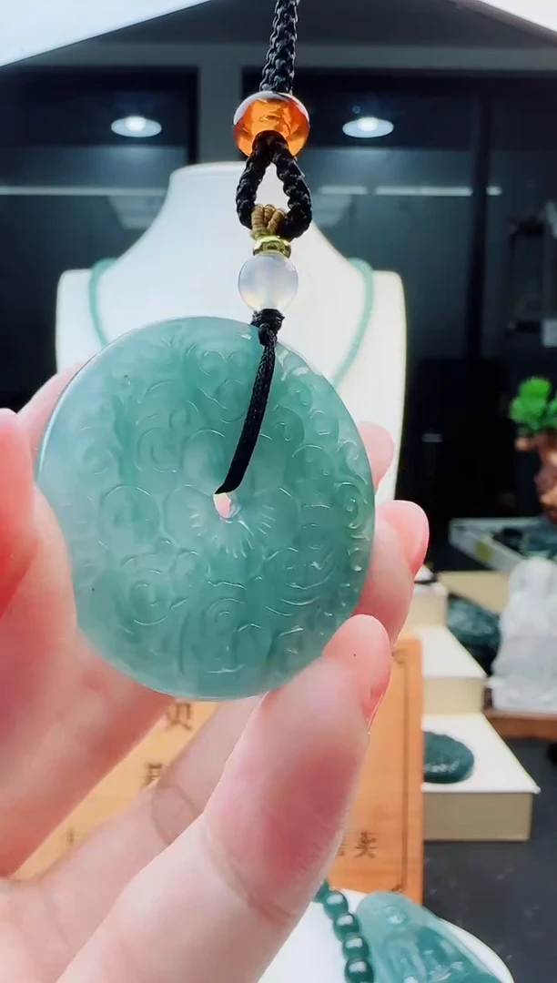 翡翠未镶嵌颈饰多样性发货其中一件