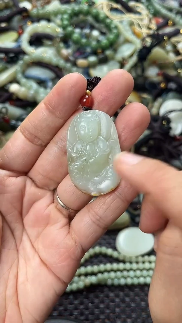 和田玉未镶嵌颈饰（多样性发一件）没有证书有瑕