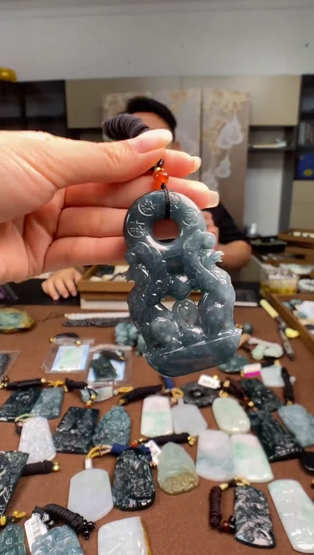 颈饰未镶嵌翡翠 多样性发其一