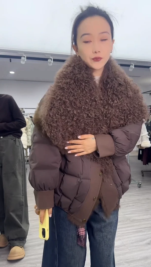 257061咖啡色短款羽绒服