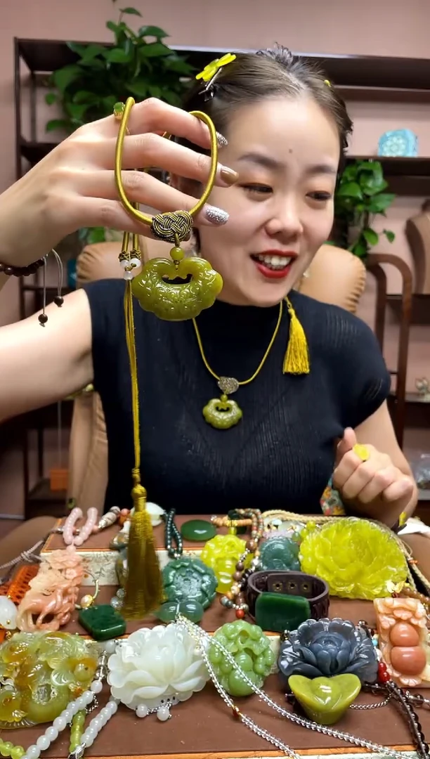未镶嵌岫玉吊坠多样性发货发其中之一