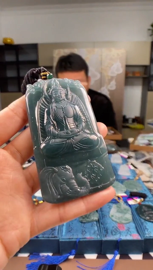 颈饰未镶嵌翡翠 多样性发其一