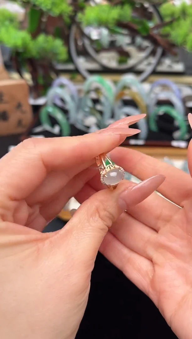 18K金镶嵌戒指翡翠戒指