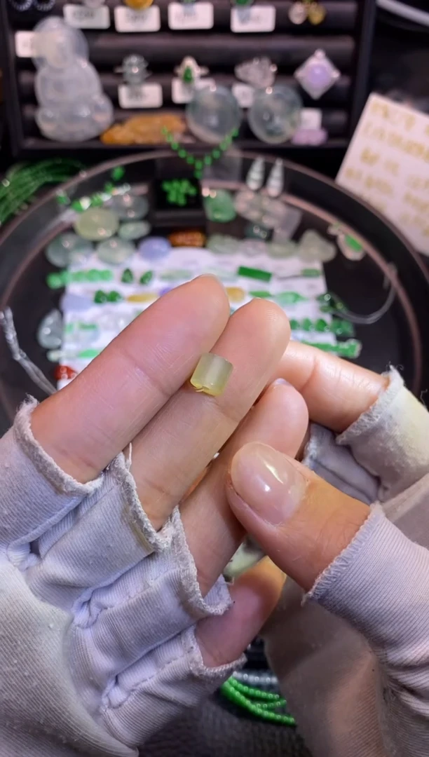 【闪购商品】翡翠挂件未镶嵌桶珠