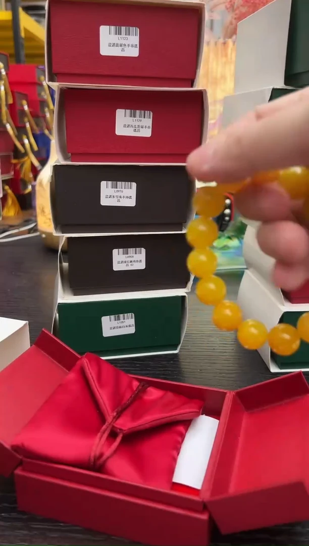 盐源纯黄手串孤品02