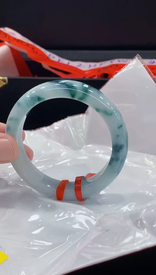 翡翠手镯未镶嵌手镯