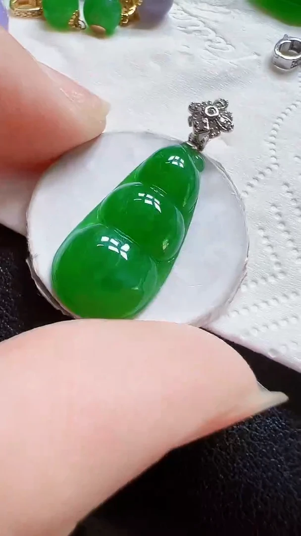 颈饰18K金镶嵌翡翠豆