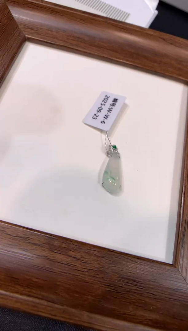 颈饰18K金镶嵌翡翠福瓜