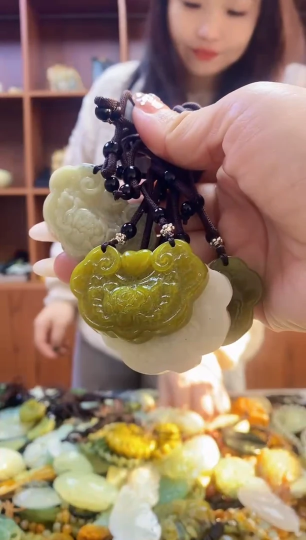 未镶嵌蛇纹石玉吊坠多样性发其中之一