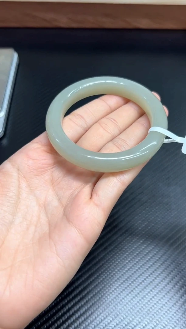 未镶嵌手镯和田玉且末微色差近矿56+jk