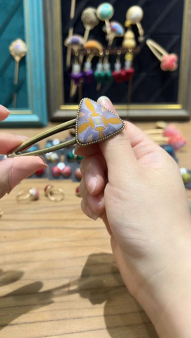 【闪购商品】【一物一拍车】三角形紫橙色发夹AA