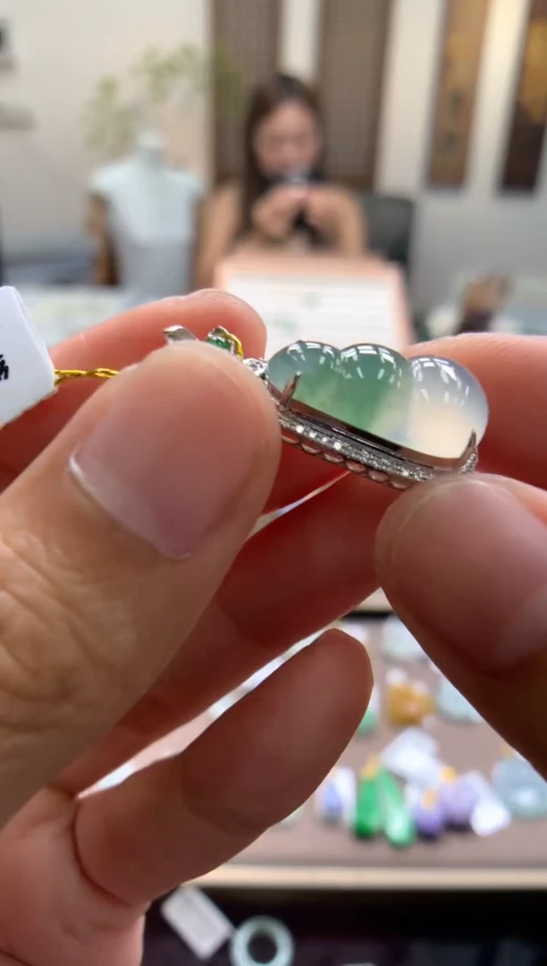 颈饰18K金镶嵌翡翠福豆