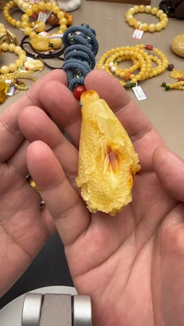 【闪购商品】琥珀吊坠(赠链)未镶嵌琥珀吊坠