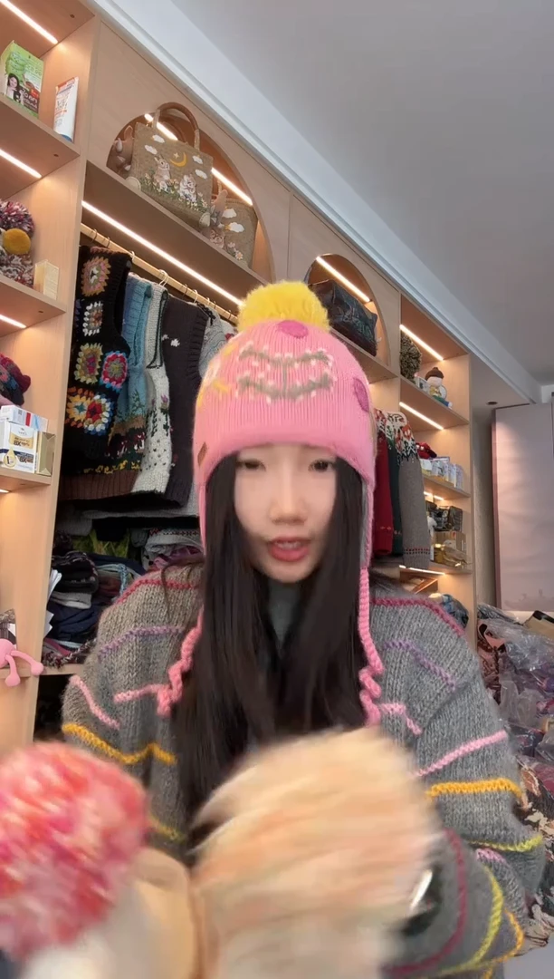 羊毛美利奴粉色刺绣护耳单球