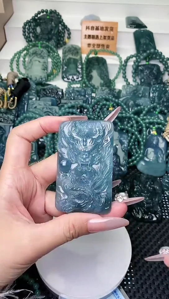 颈饰未镶嵌翡翠