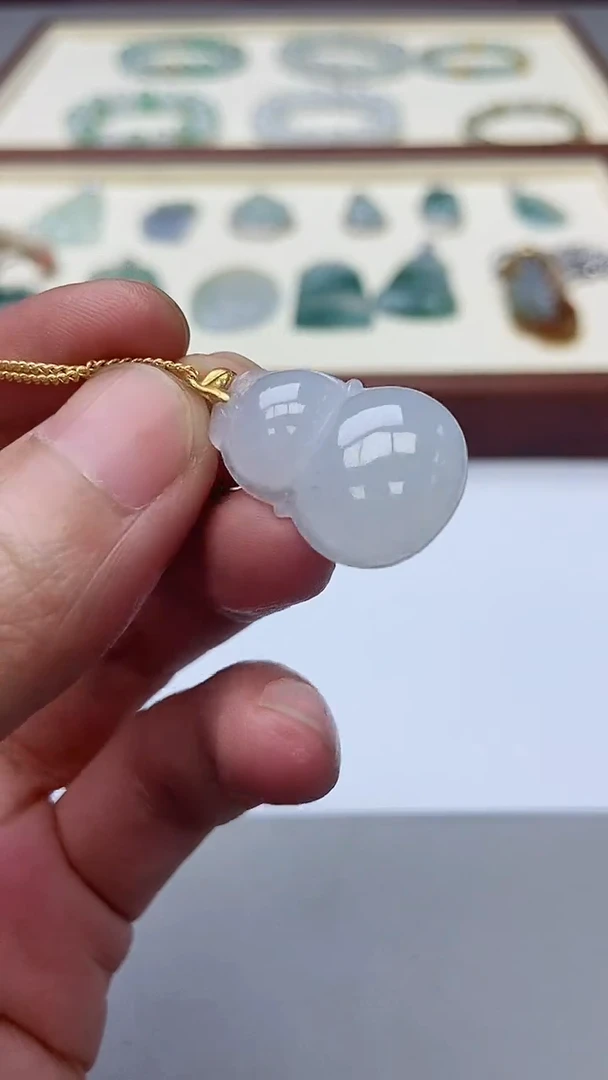 翡翠未镶嵌颈饰葫芦吊坠