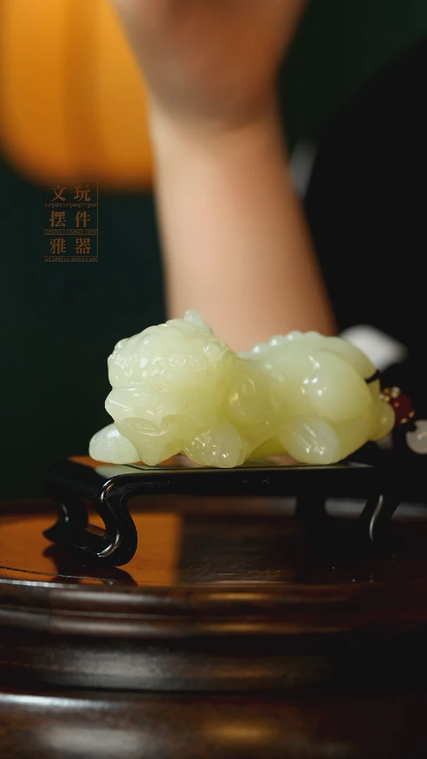 玉《吞金貔貅》手把件摆件