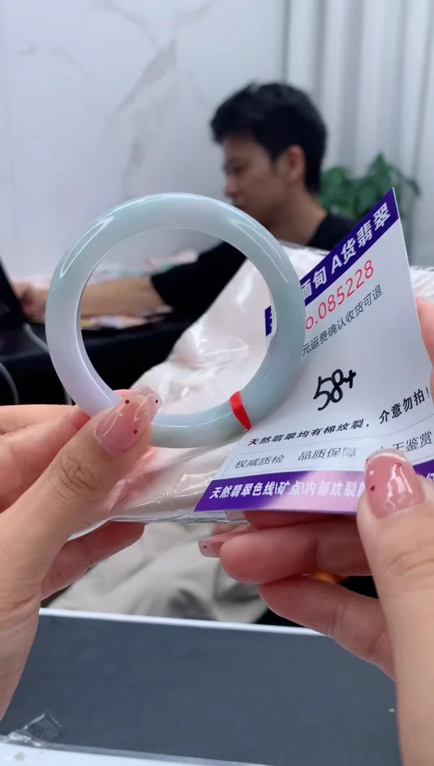 未镶嵌手镯翡翠有纹，完美者勿拍