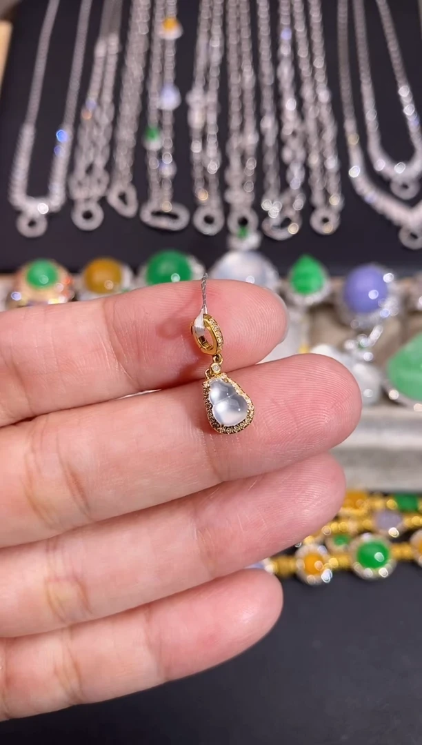 颈饰18K金镶嵌翡翠吊坠